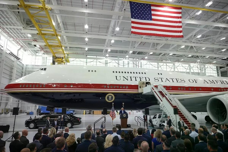 Tổng thống Mỹ giới thiệu chuyên cơ Air Force One mới